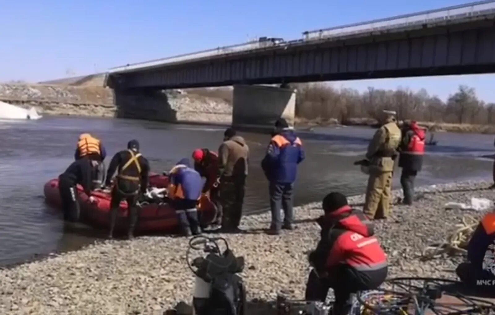 Автобус упал в реку мойку. Машина упала в воду. Такси свалилось в речку. Машина упала в реку. Эвакуатор падает в воду.