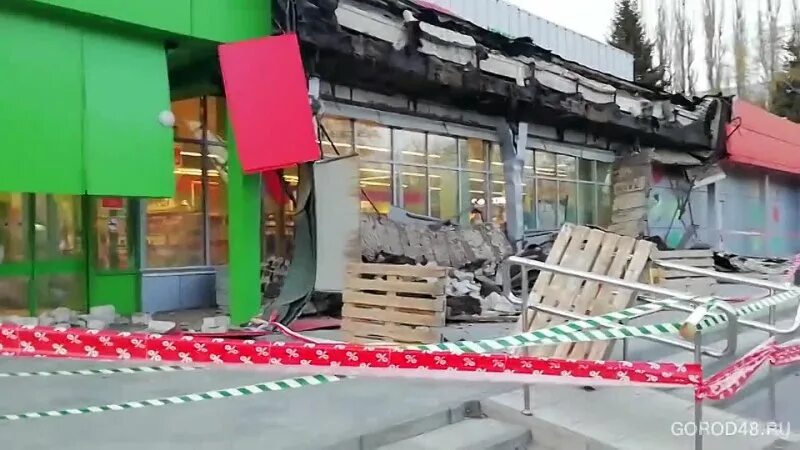 Грабители грабят магазин пятерочка. Магазин пятерочка кровля. Ограбление пятерочки в подмосковье. Обвалилась крыша магазина. Магазин пятерочка фото.