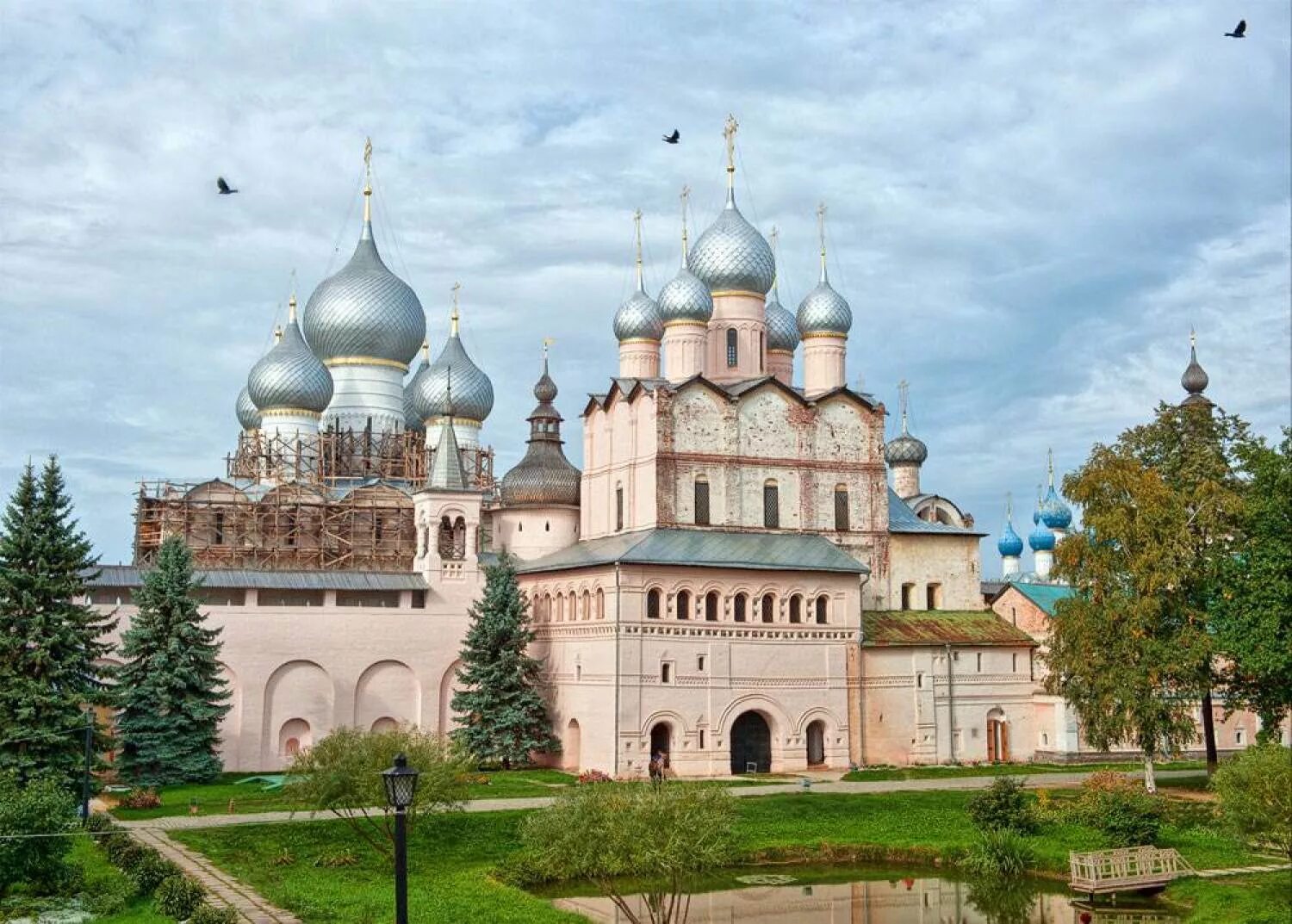 Какие достопримечательности золотого кольца. Ростовский Кремль митрополичий двор. Ростов Великий Кремль. Ростов золотое кольцо Ростовский Кремль. Ростов Великий Ростовский Кремль достопримечательности.