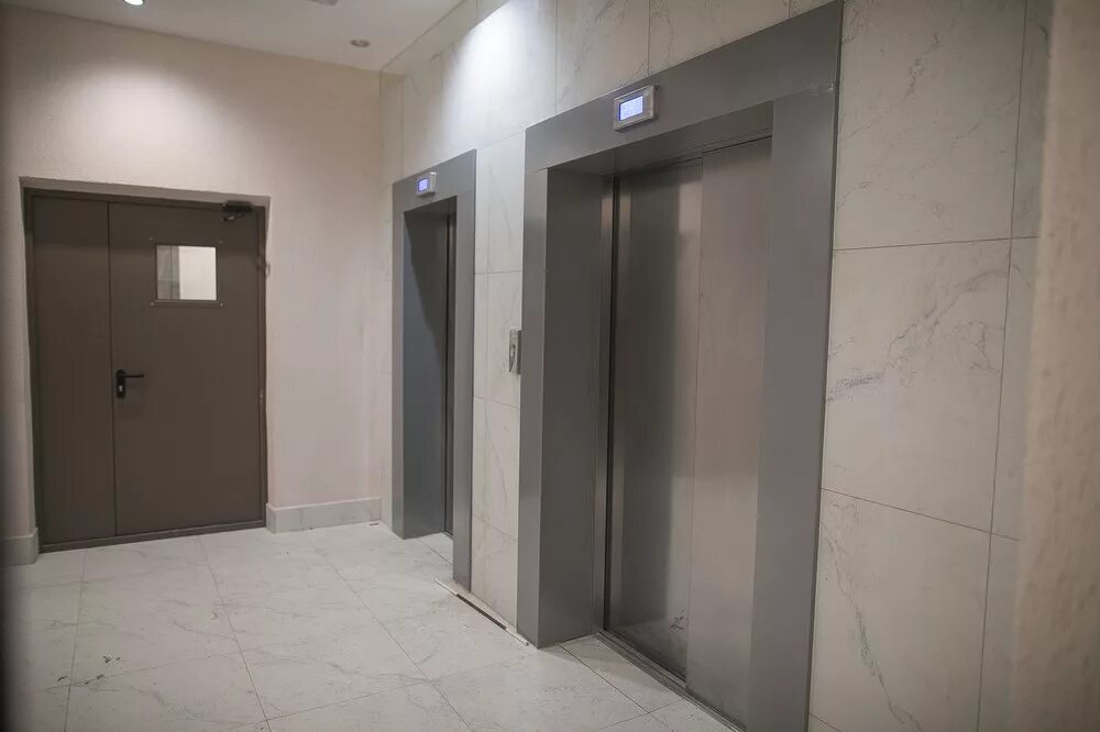 Двери в лифтовой холл. Остекленная противопожарная дверь в лифтовой Холл. Двери в лифтовый Холл. Двери противопожарные в лифтовые холлы. Дверь лифтового холла.