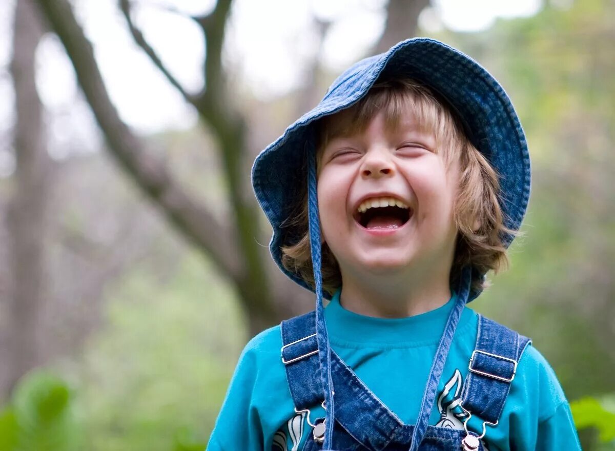 Children laughing. Мальчик улыбается. Мальчик смеется. Веселый мальчик. Улыбка мальчика подростка.