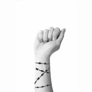 Татуировка колючая проволока на запястье