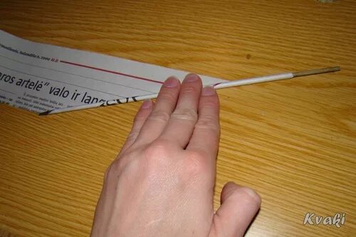 Как крутить трубочки. Бумажные трубочки для плетения. Скручивание трубочек из бумаги для плетения. Как сделать бумажные трубочки для плетения. Скручивание газетных трубочек.