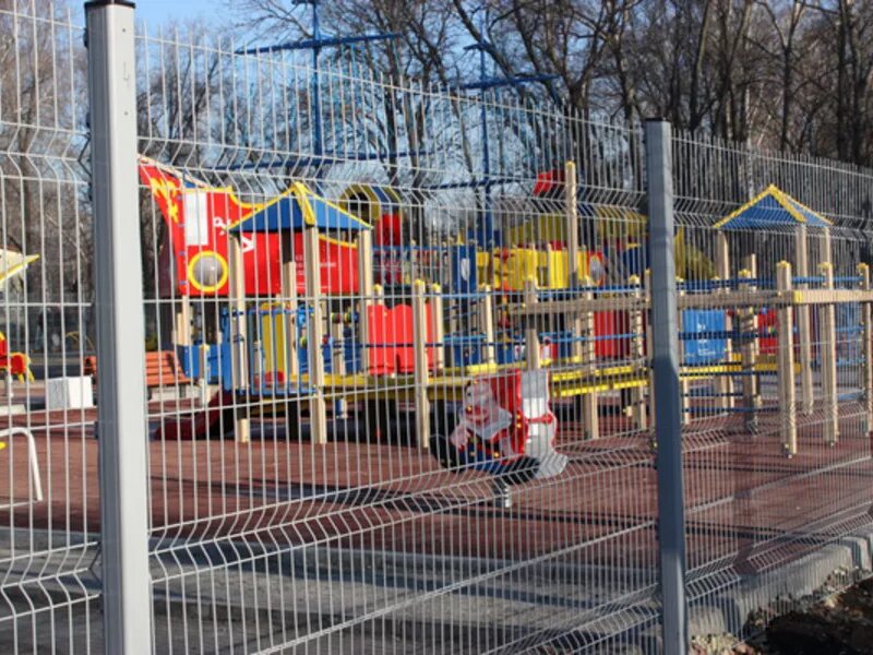 Кузнечики спортивные площадки. Планировка детской площадки во дворе. Периметр детской площадки. Современные спортивные площадки. Детская площадка с ограждением.