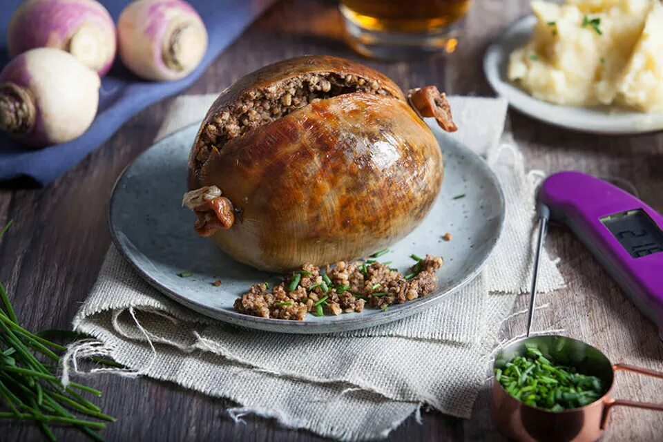 Haggis блюдо Шотландии. Что такое Haggis в Шотландии. Блюдо Хаггис в Шотландии. Национальная кухня Шотландии Хаггис.. Хаггис блюдо шотландское