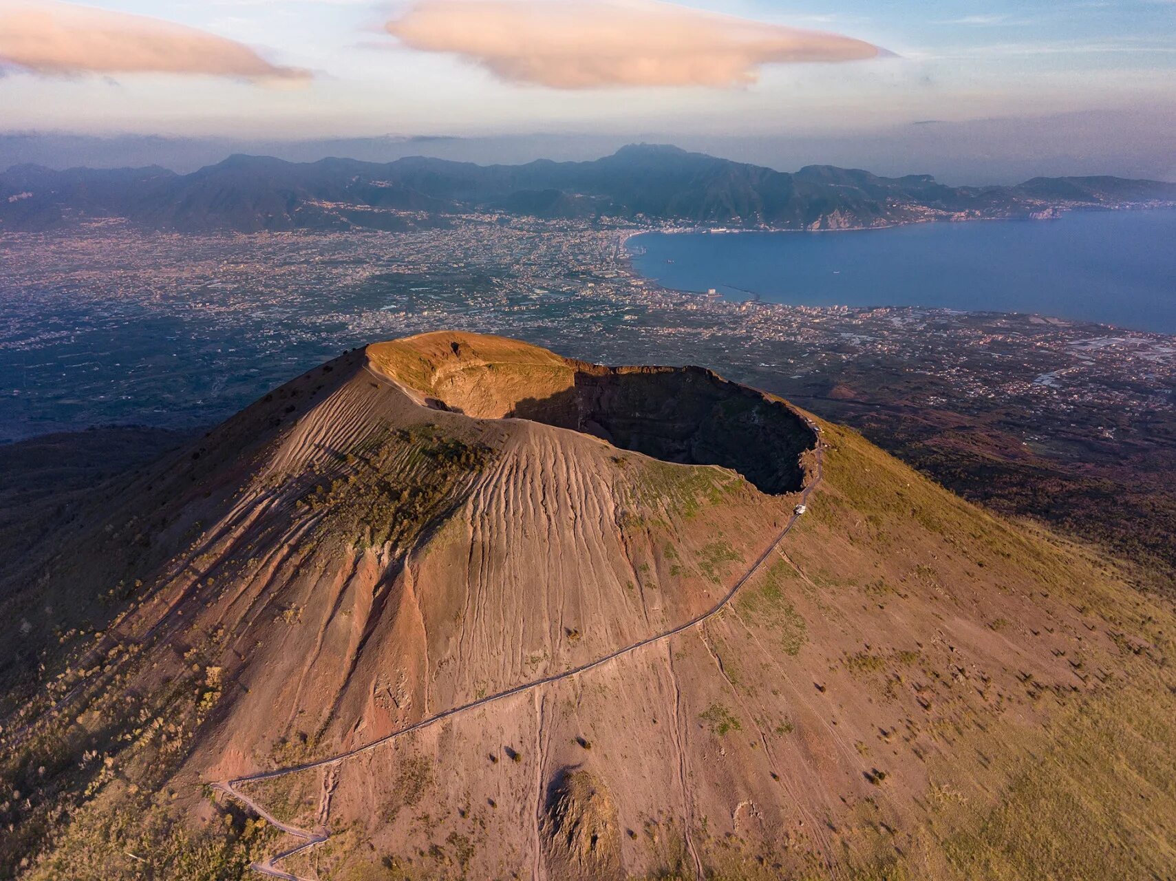 Mt vesuvius. Вулкан Везувий в Италии. Гора Везувий Италия. Национальный парк Везувий. Неаполь Везувий.