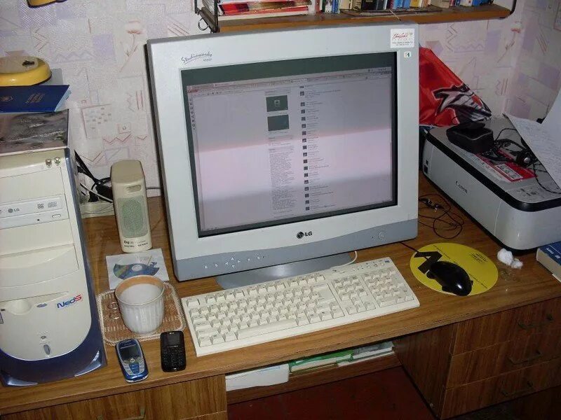 Компьютеры 2000 х. Компьютер 2000 года. компьютер 90-х. комп 2000х. компьютер из 2000-х.