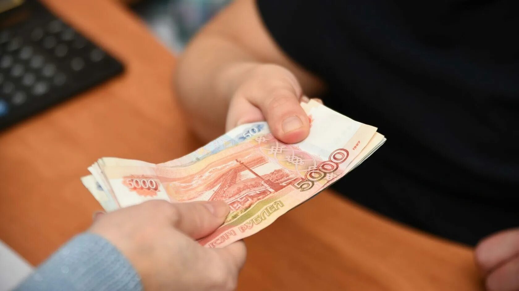 Давать деньги в долг. Деньги в долг. дает деньги. человек дает деньги. одолжить деньги.