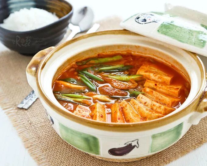 Суп с эноки. Kimchi jjigae. кимчи с тофу. суп кимчи. кимчи тиге суп.