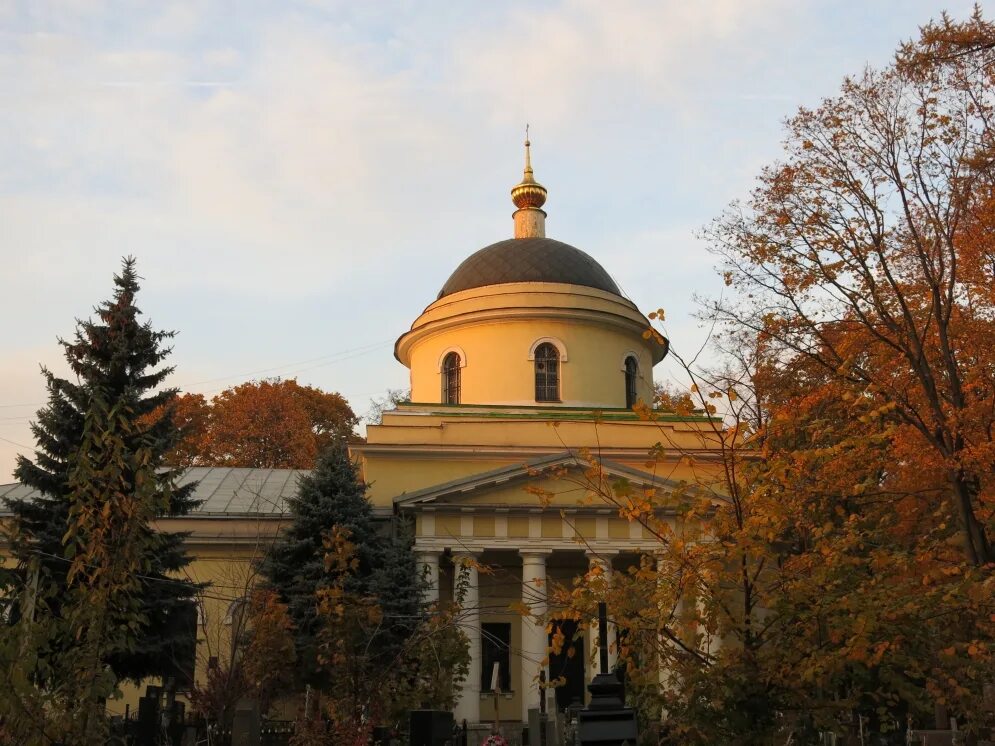 Храм живоначальной троицы на пятницком кладбище. Пятницкое кладбище вход фото. Троицкая церковь на пятницком кладбище. Троицкая церковь на пятницком кладбище москва. Церковь троицы на пятницком кладбище.