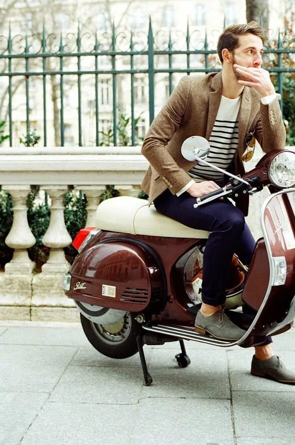 Comme un homme. Стильный мужик на Vespa. Vespa хипстер. Мужчина красная Vespa. В костюме на Vespa.