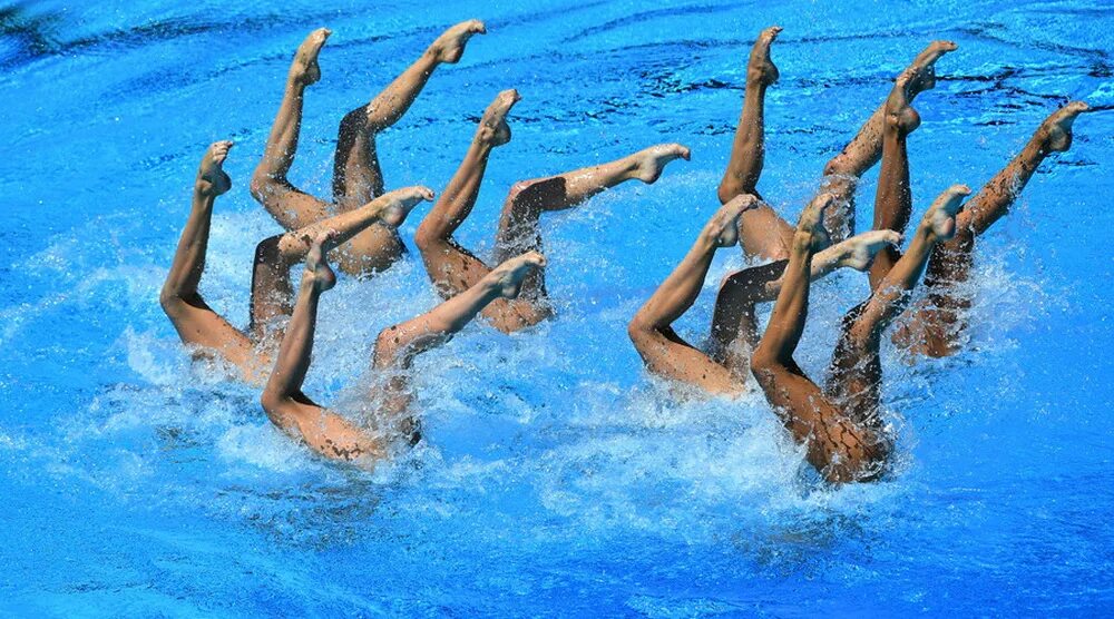 Вид спорта который обеспечивает наибольший эффект. Синхронное плавание техническая программа. Голые пловчихи синхронистки. Синхронное плавание на летних Олимпийских играх 2000. Техническая программа синхронного плавания Россия.