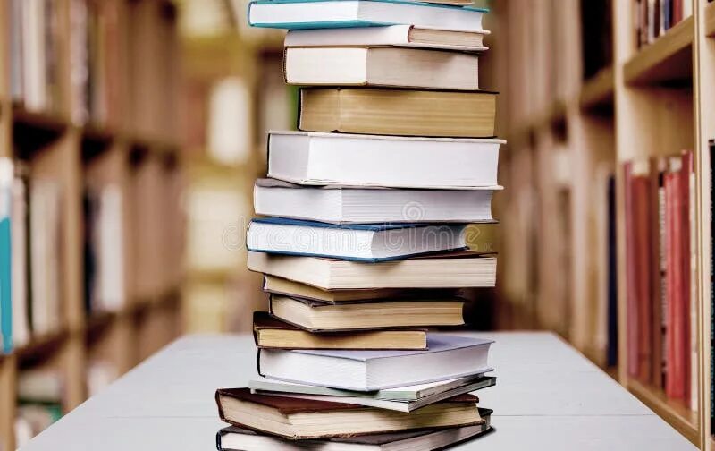 Стопка книг. Стопка книг в руках. Фотография стопки книг. Стопка книг в библиотеке.