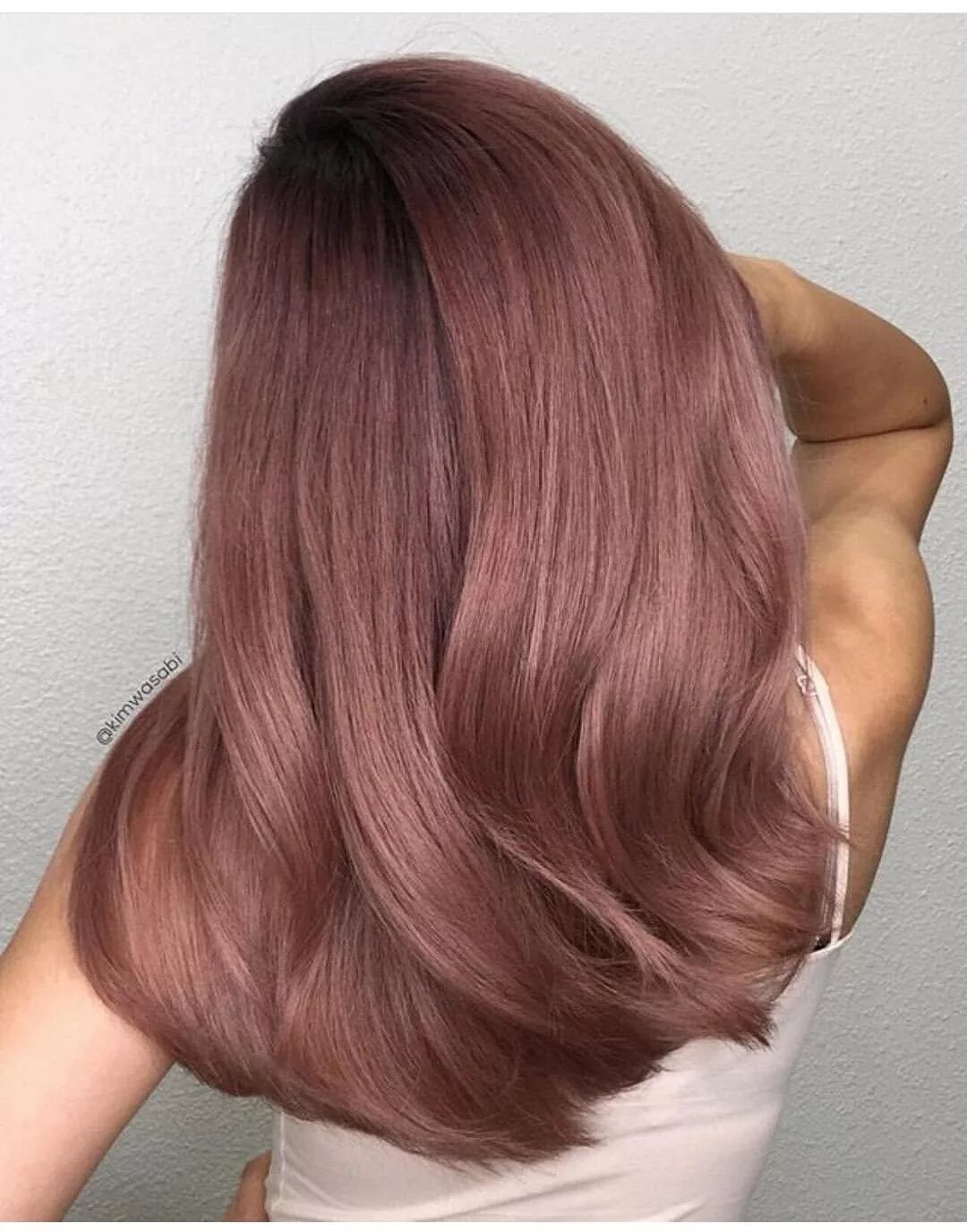 Розовое дерево волосы. Роуз Голд цвет волос. Роуз Голд цвет волос краска. Коричнево розовый цвет волос. Русые волосы с розовым отливом.