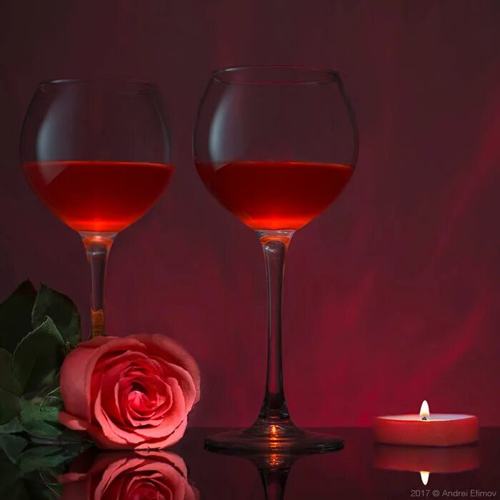 Романтический ужин. Красивые бокалы. Два бокала две свечи и розы красные. Шампанское бокалы цветы. Шампанское в бокале.