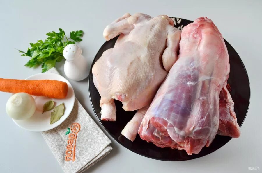 Какое мясо добавляют в холодец. Говядина подбедерок холодец. говяжья голяшка на холодец. рулька говяжья для холодца. говядина голяшка для холодца.