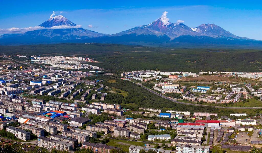 Петропавловск-камчатский центр города. Петропавловск-камчатский виды города. Авачинский вулкан елизово. Петропавловск-камчатский центр города. Камчатка город вилючинск.
