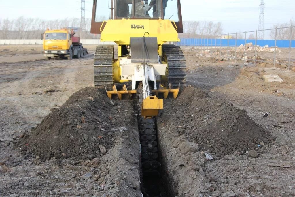 Jcb 4cx траншея. Прокладка кабеля в траншее. Укладка трубы пнд д100 мм в траншею. Траншея 40 см. Траншея для 4 кабелей 1x150.
