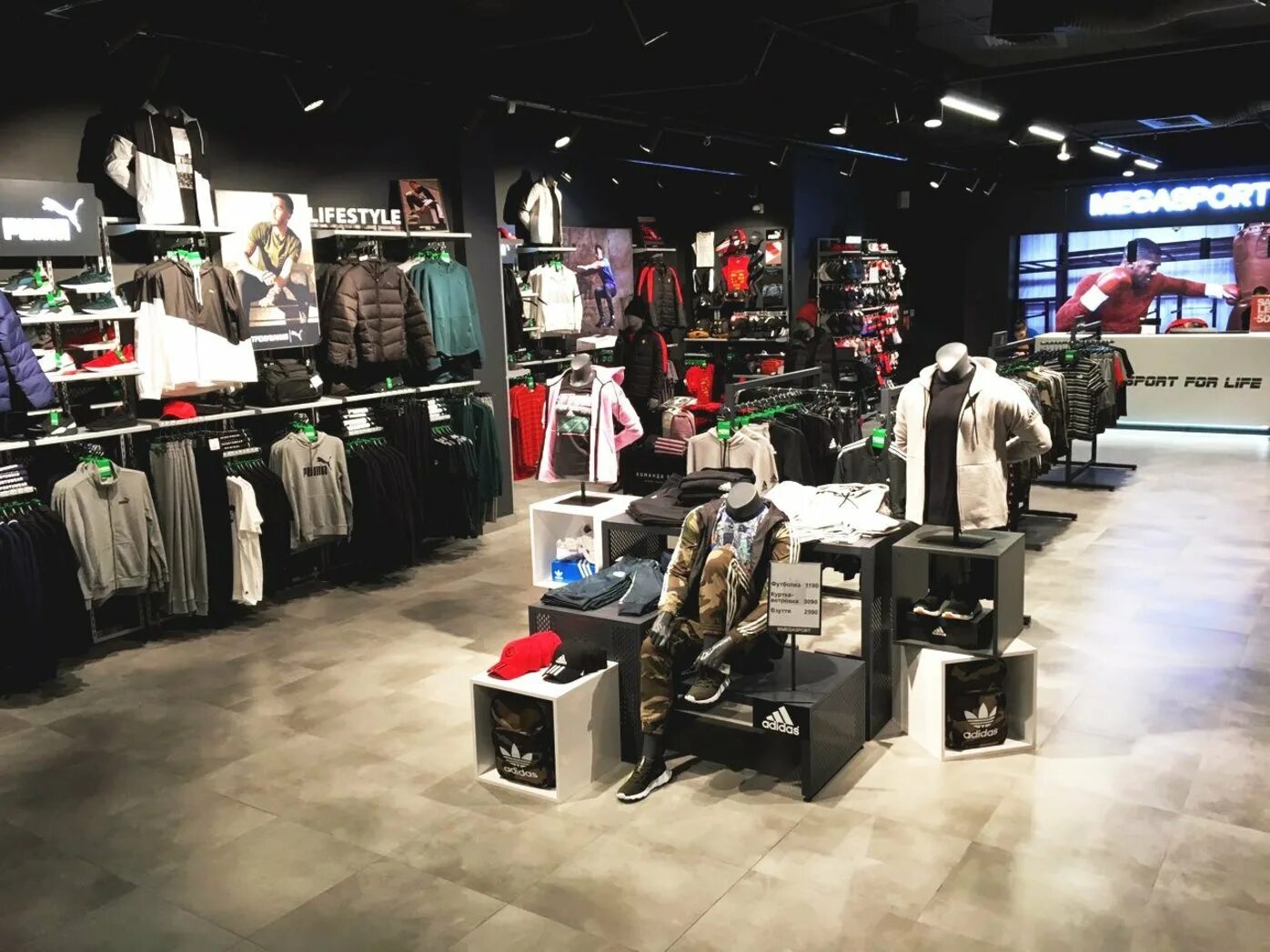 Адидас люксембург. Витрина спортивного магазина. Nike magazin turkiya. Отдел спорттоваров. Большой спортивный магазин.