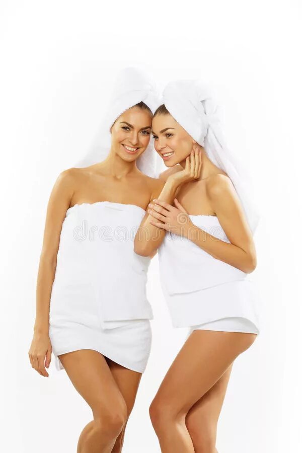 Прикрылась полотенцем. Две девушки в полотенцах. Подружки в полотенцах. Девушки подростки в полотенце. Полотенце для подростка.