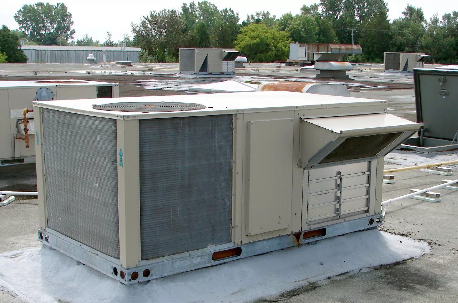 Холодильное вентиляционное оборудование. Крышные кондиционеры руфтопы. Крышные кондиционеры (Rooftop). Руфтопы Имбат. Крышный кондиционер (Руфтоп) York DMS 100c00a4dghrs11.