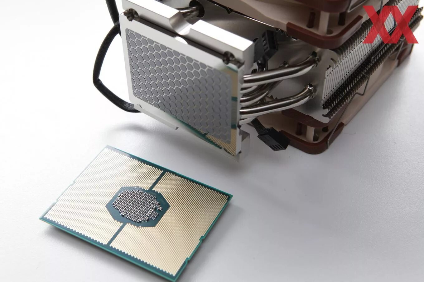 Intel platinum. Xeon Platinum 8280. 8280es Xeon. Процессорный чип Intel Xeon Platinum 8280. Intel Xeon Platinum 8370c.