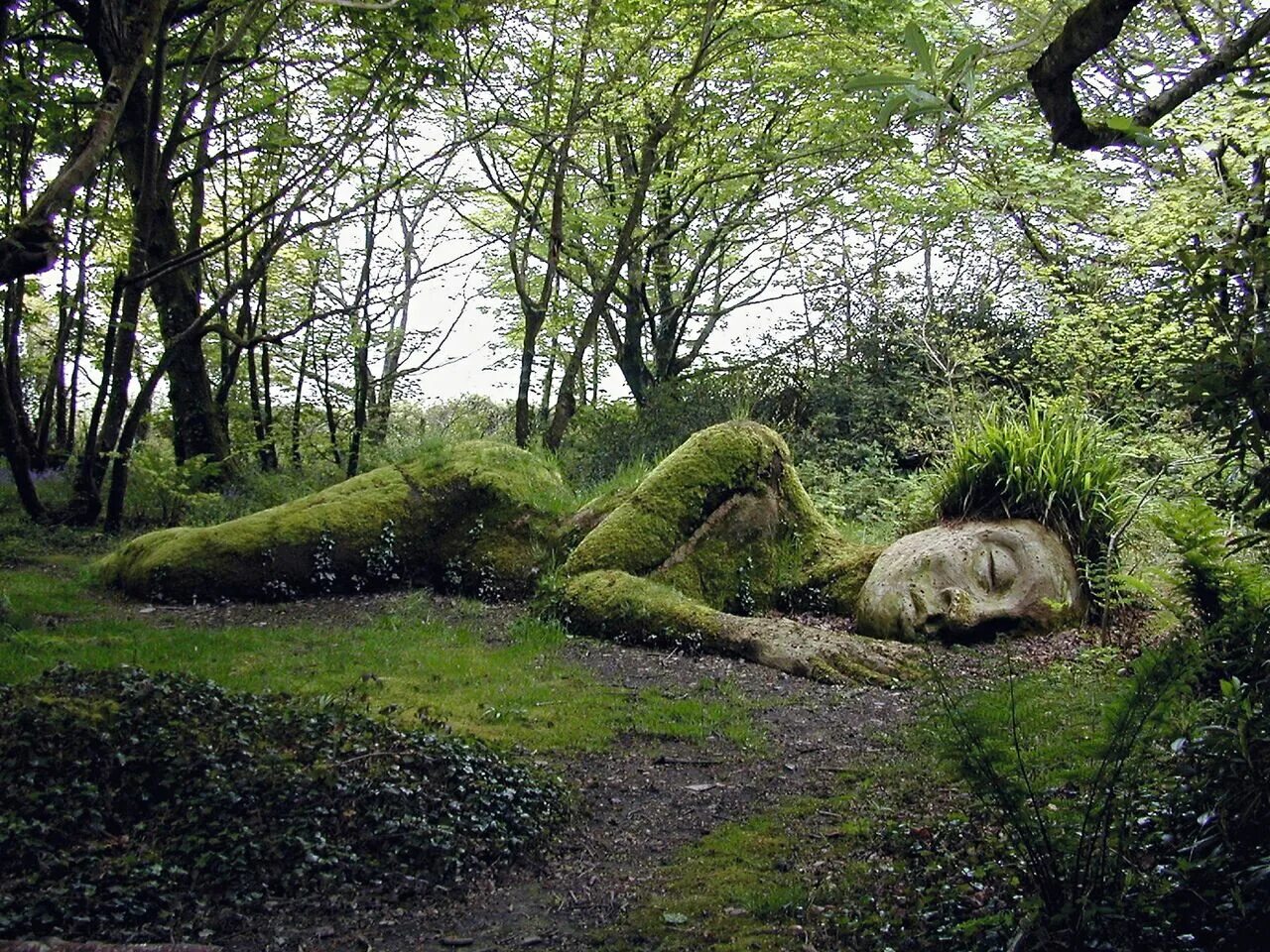 Миру удивительный и загадочный. Затерянные сады Хелигана Англия. Скульптура грязевая Дева Затерянные сады Хелигана Англия. "Затерянные сады Хелигана" в Корнуолле, Англия. Скульптура в саду Хелигана в Корнуолле.