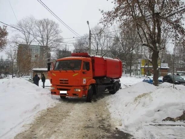 Купить камаз тула. КАМАЗ Тула. Мусоровоз Тула. КАМАЗ во дворе. Мусоровоз в Тульской области.