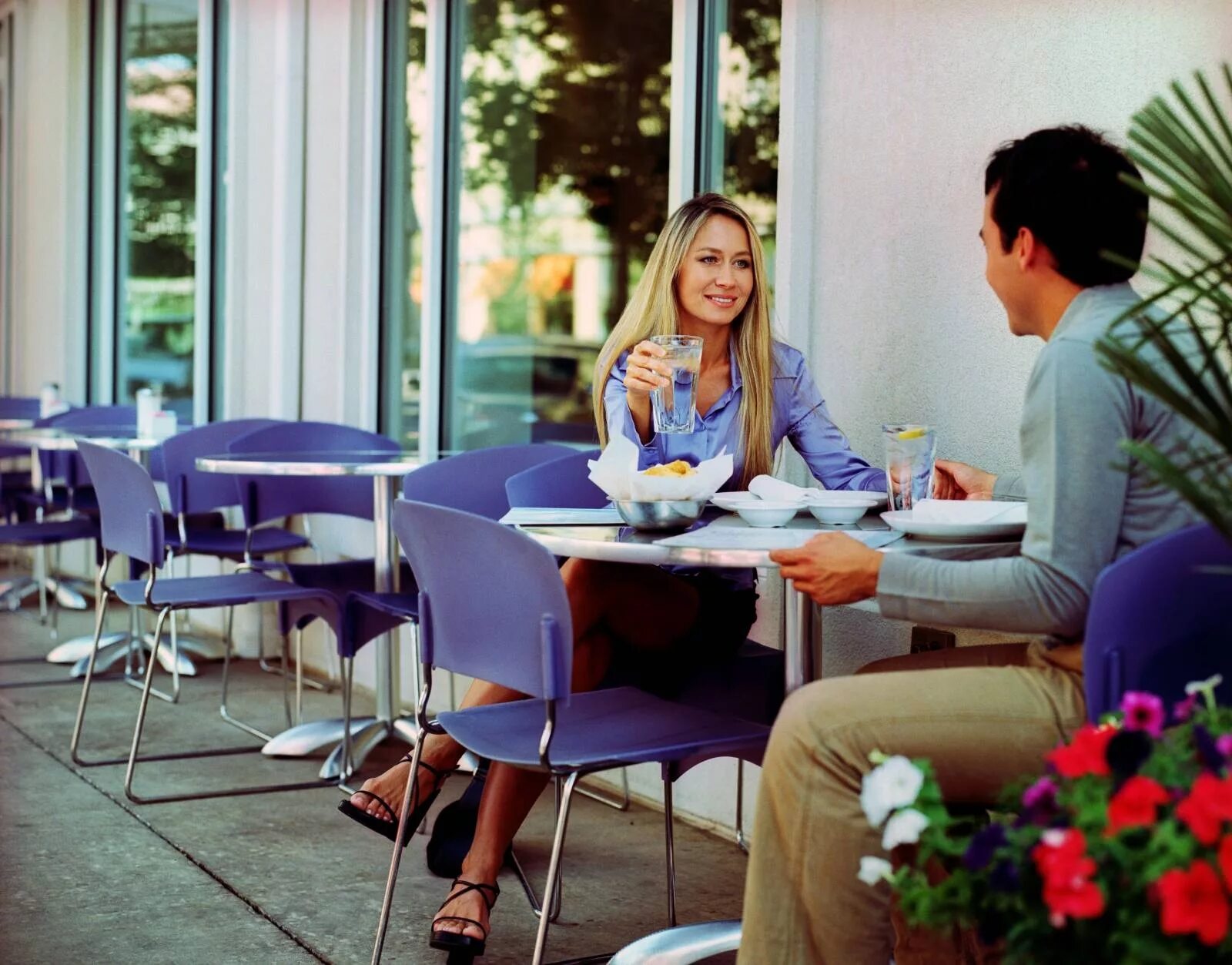 Занять место за столиком. Мужчина и женщина за столиком. Люди за столиком в кафе. Девушка сидит в кафе. Люди сидят в кафе.