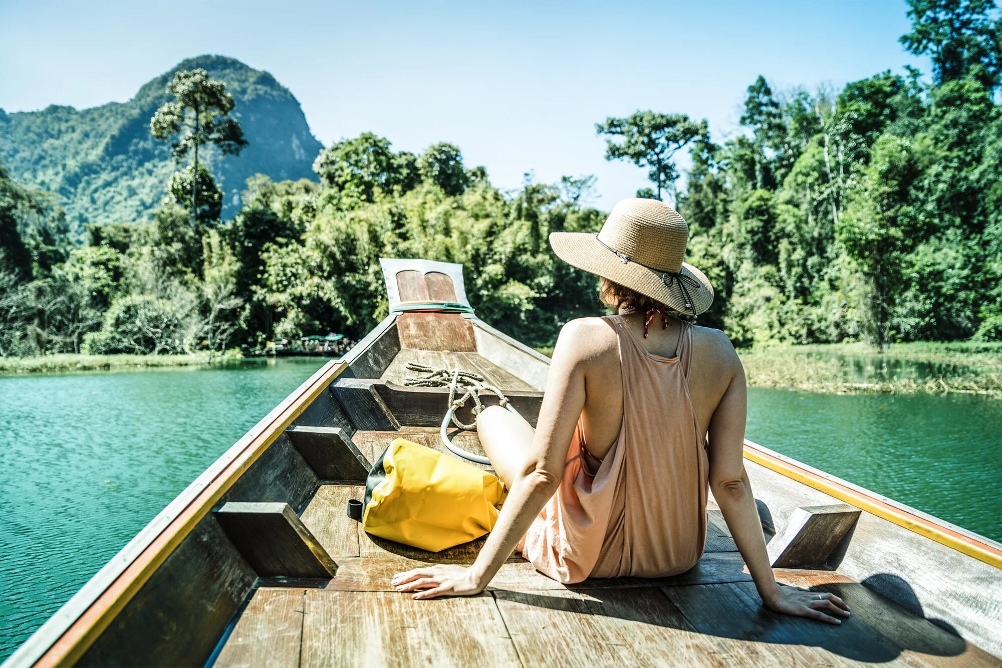 Best single. Поход в горы. Сижу на чемоданах. Туристы в горах. Путешествие в одиночку девушке по россии.