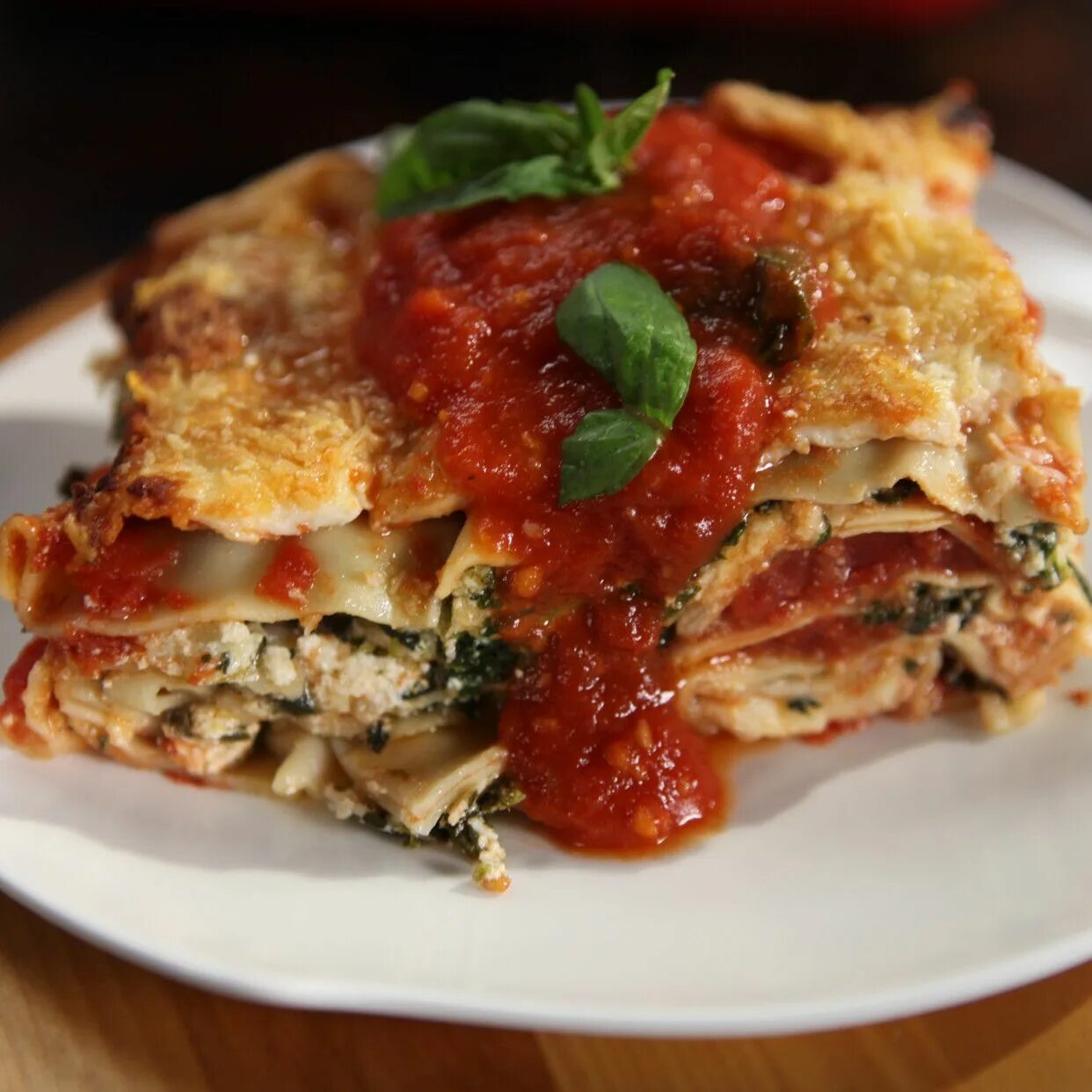 Лазанья с фаршем и помидорами. Лазанья (lasagne). лазанья пармиджано. лазанья италия. овощная лазанья.