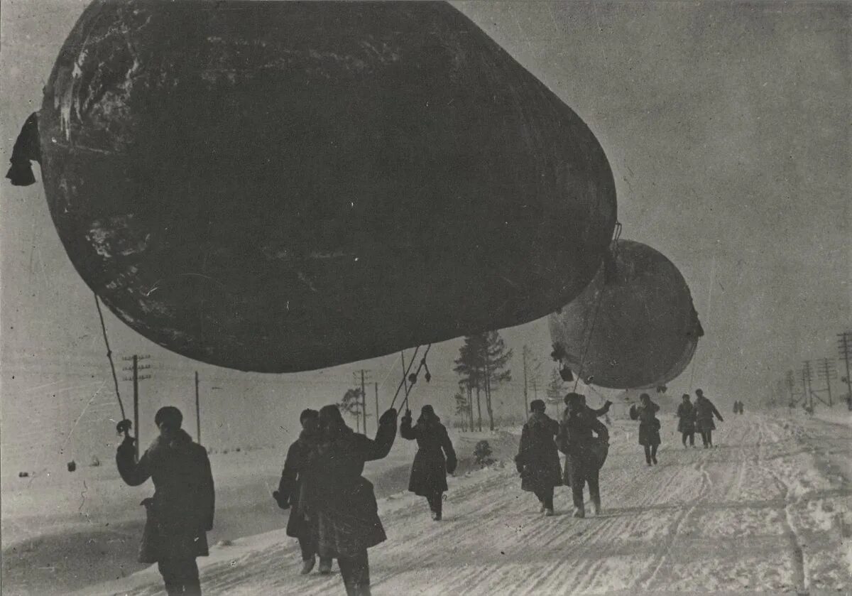 Для чего использовали аэростаты в блокадном ленинграде. Аэростаты в москве 1941. битва за москву аэростаты. аэростаты заграждения в москве 1941.