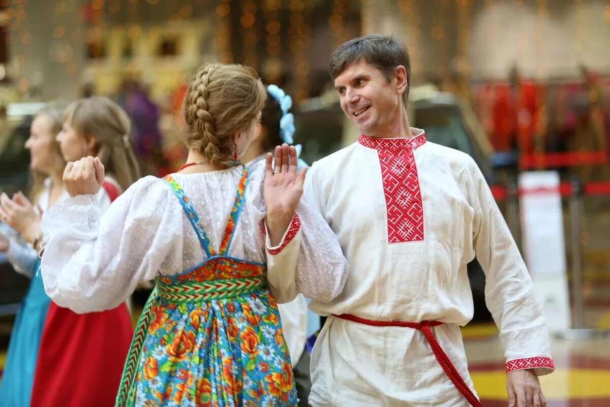 Русский национальный костюм. «Русская культура». Русский народ. Люди в русских народных костюмах. Русский национальный рф