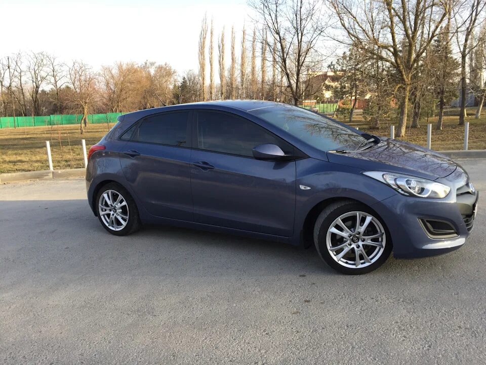 Hyundai i30 диски. Хендай i30 на 16 дисках. Hyundai i30 колеса. Диски на хендай i30 r16. Hyundai i30 колеса.