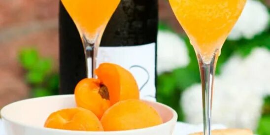 Вино apricot. Домашнее абрикосовое вино рецепт. Абрикосовое шампанское. Вино из абрикос. Абрикосовое вино домашнее.