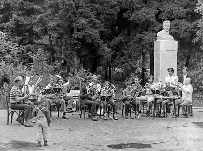 Песня играет духовой оркестр в городском. Духовой оркестр парк 1941. "В городском саду играет духовой оркестр" Шуя. Оркестр в парке. Советский оркестр в парке.