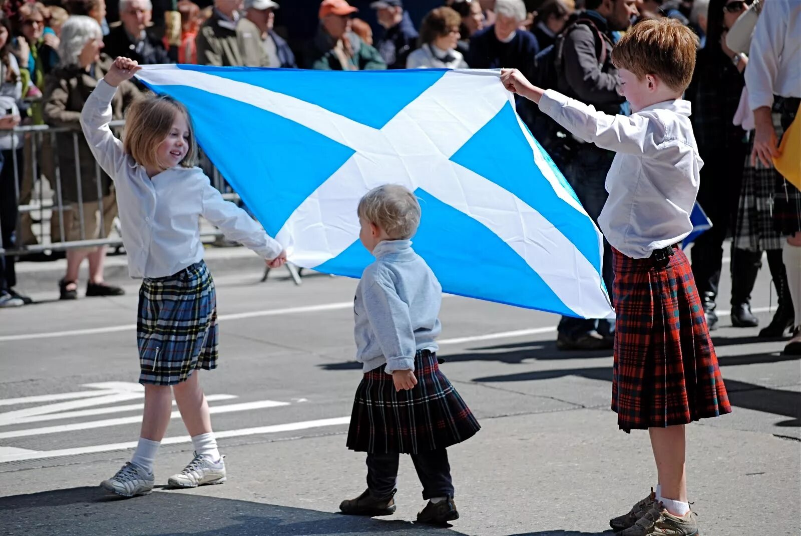 People live in scotland. Шотландия килт дети. Шотландия люди. Шотландцы на улице. Шотландия детский сад.