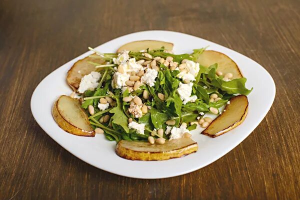 Салат с грушей и рукколой. Салат с грушей и рукколой. Салат с рукколой и грушей и сыром. Салат руккола груша сыр. Рукола с грушей.