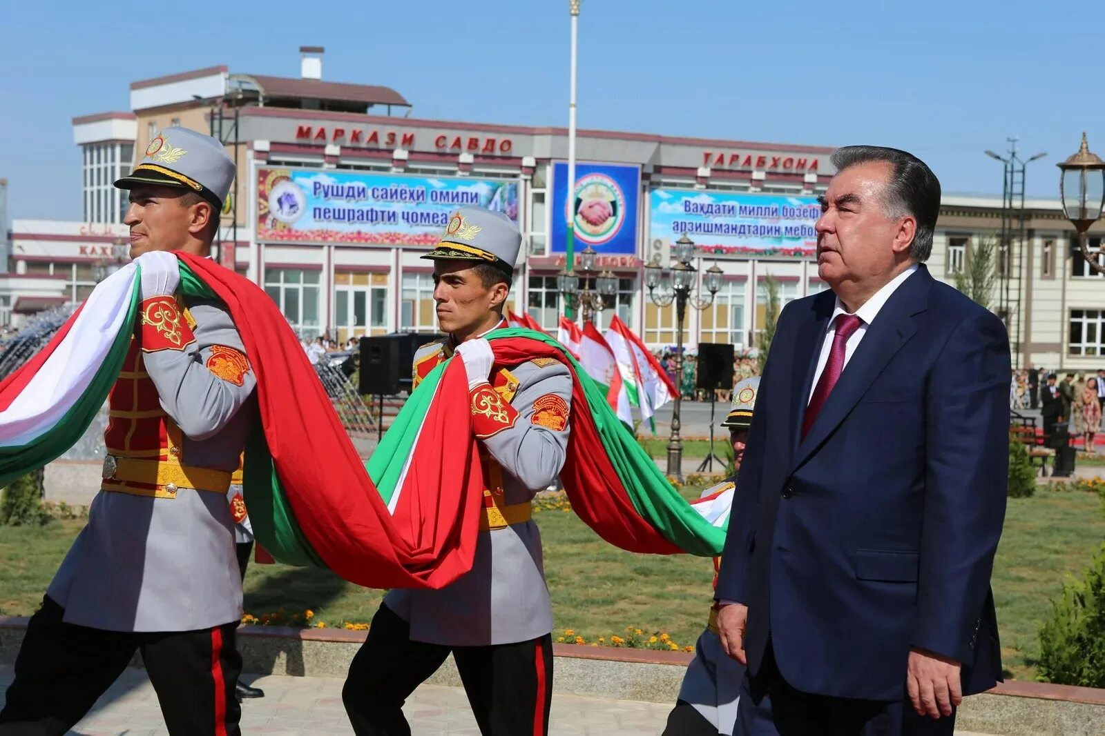 Канибадам города таджикистана. Эмомали Рахмон. Эмомали Рахмон в Канибадаме. Эмомали Рахмон флаг Таджикистана. Генерал артиш Эмомали Рахмон.