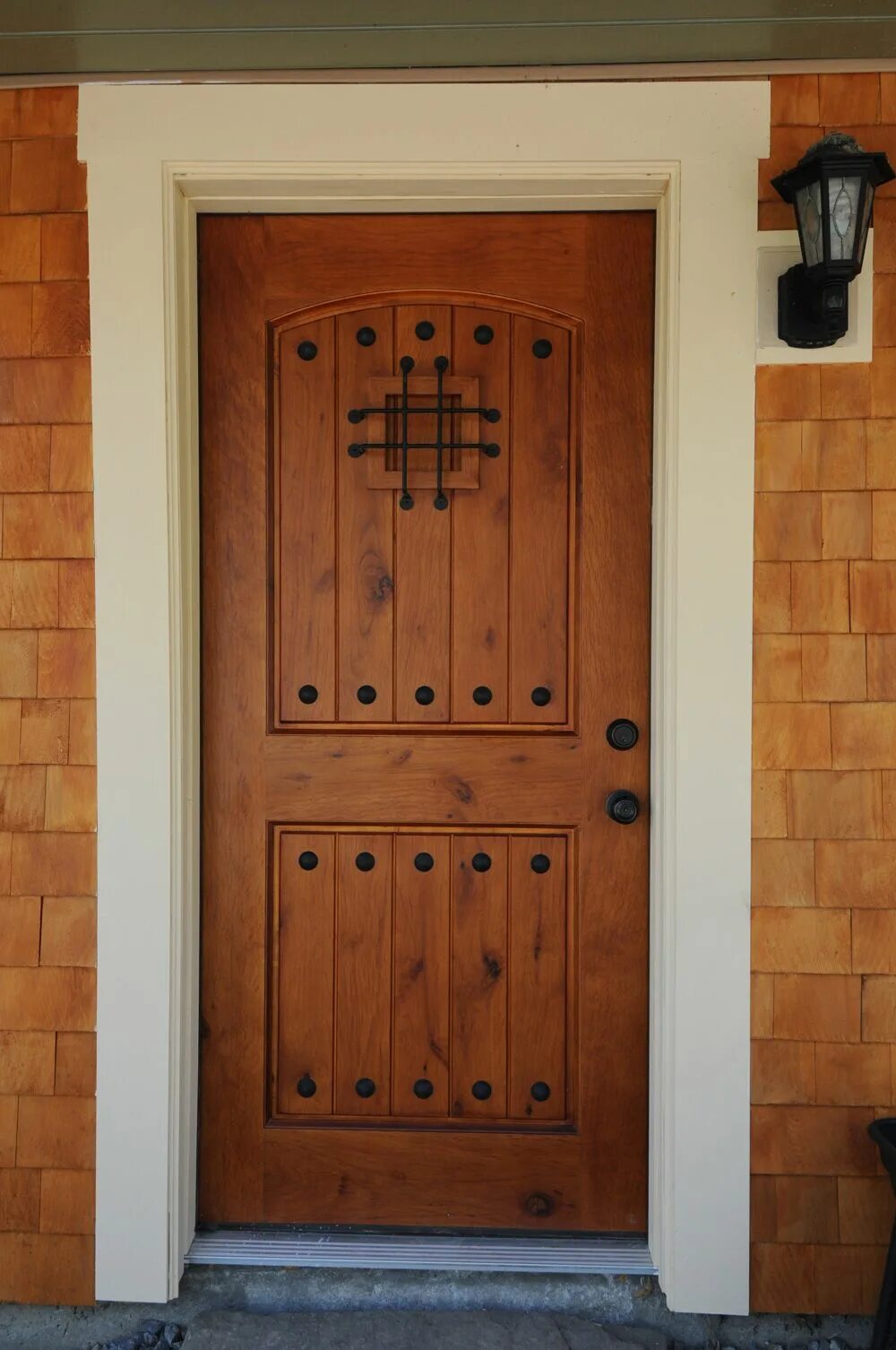 Наружная обшивка двери. Дверь входная деревянная. Отделка двери снаружи. Дверь входная уличная. Отделка входной двери снаружи.