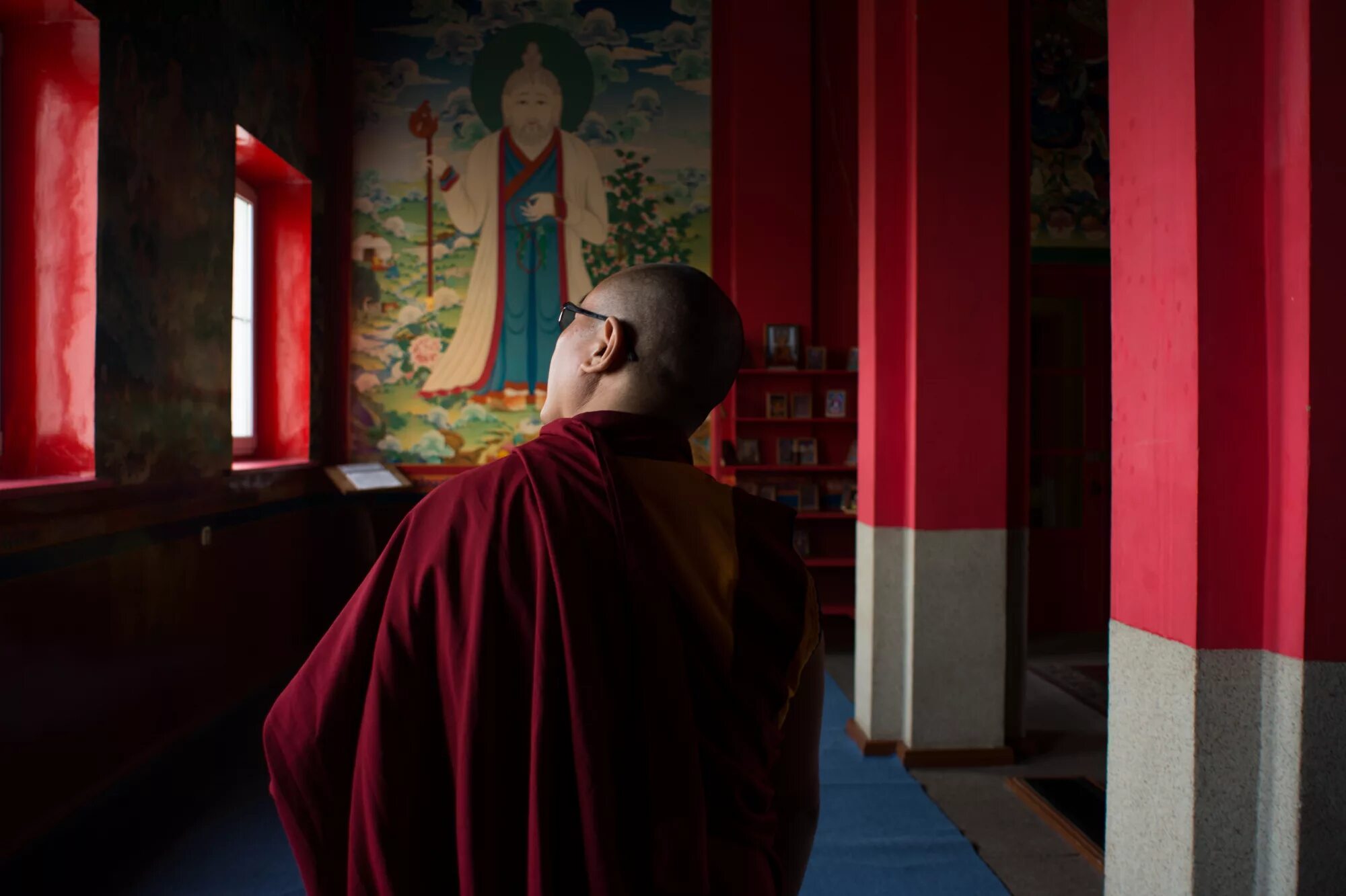Геше Лобсанг Потала. Тибетский монах медитирует. Тибетские монахи в спортзале. Тибетские фон карма. Тибетский хор слушать