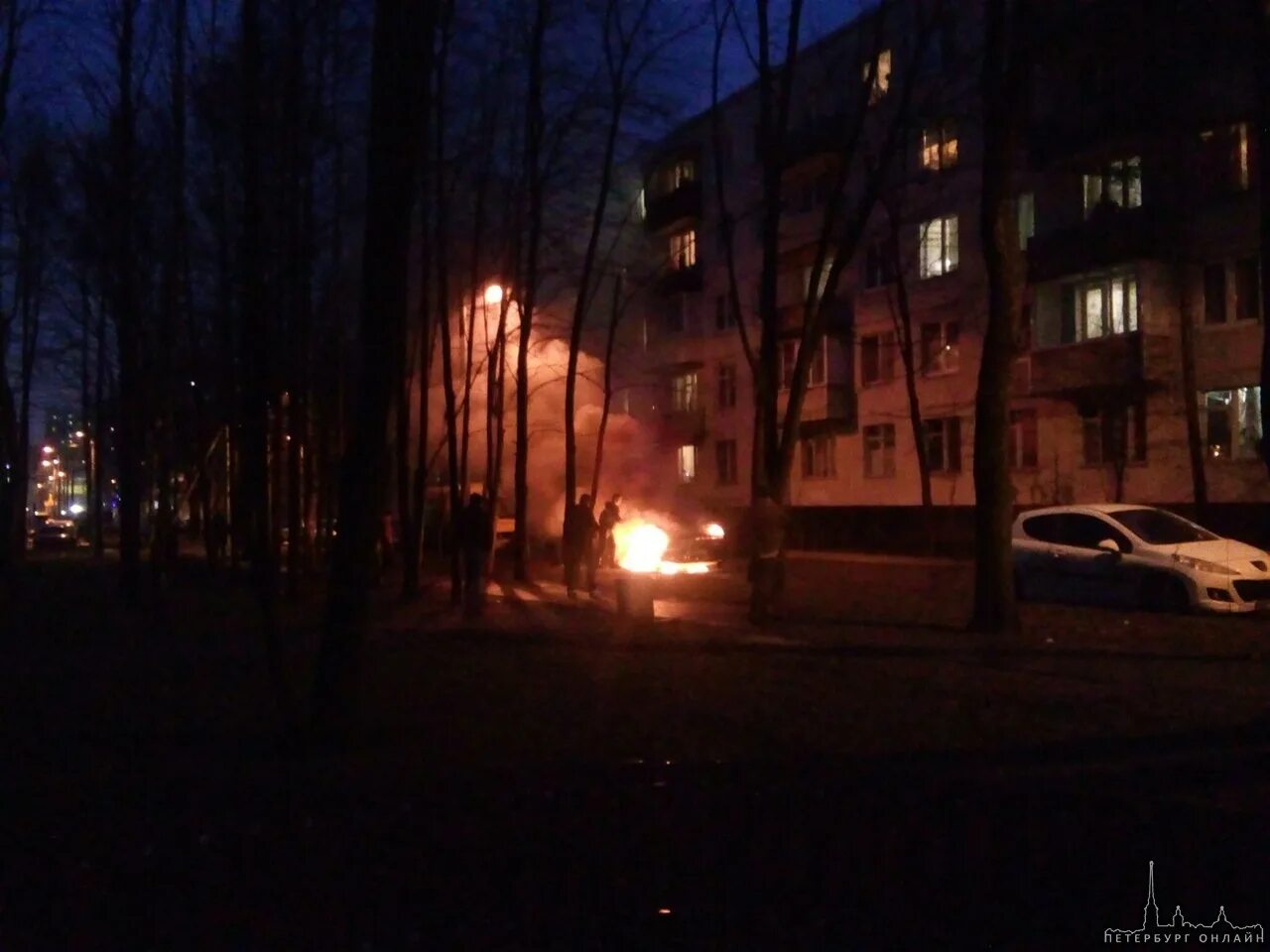 Что горит в горелово сейчас. Горелово вечером. В Санкт-Петербурге сгорела машина 02 02 2023. Красносельское шоссе 56к1 Горелово. Фото ночью Горелово.