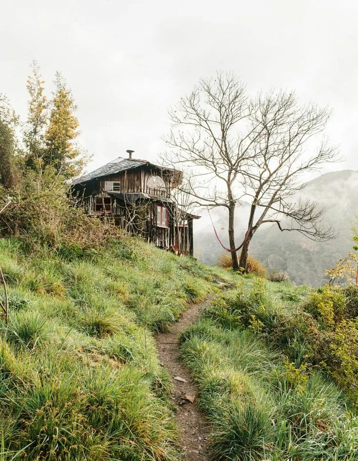 Деревня в горах. Заброшенная деревня в горах. Заброшенные домики в горах. Старый дом в горах. Abandoned village
