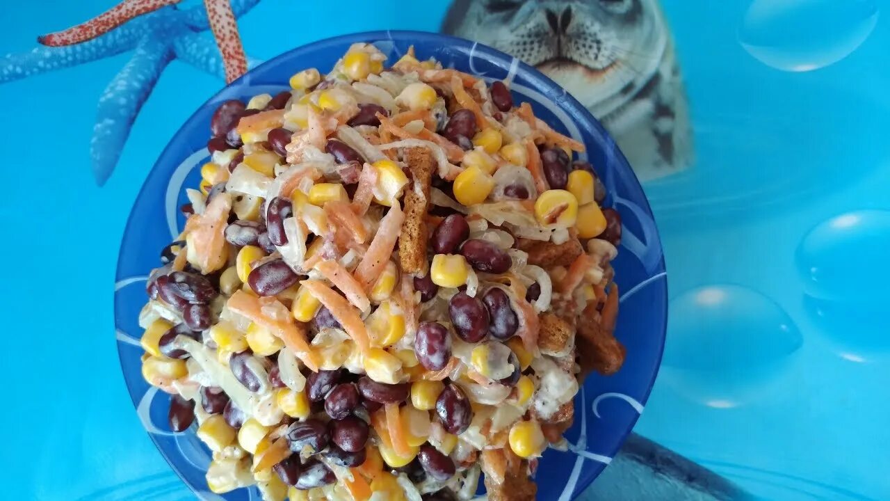 Салат кукуруза фасоль кириешки. Салат кукуруза кириешки. Салат из фасоли с сухариками. Салат с кукурузой и сухариками, сыром. Салат с кириешками и копченой колбасой.