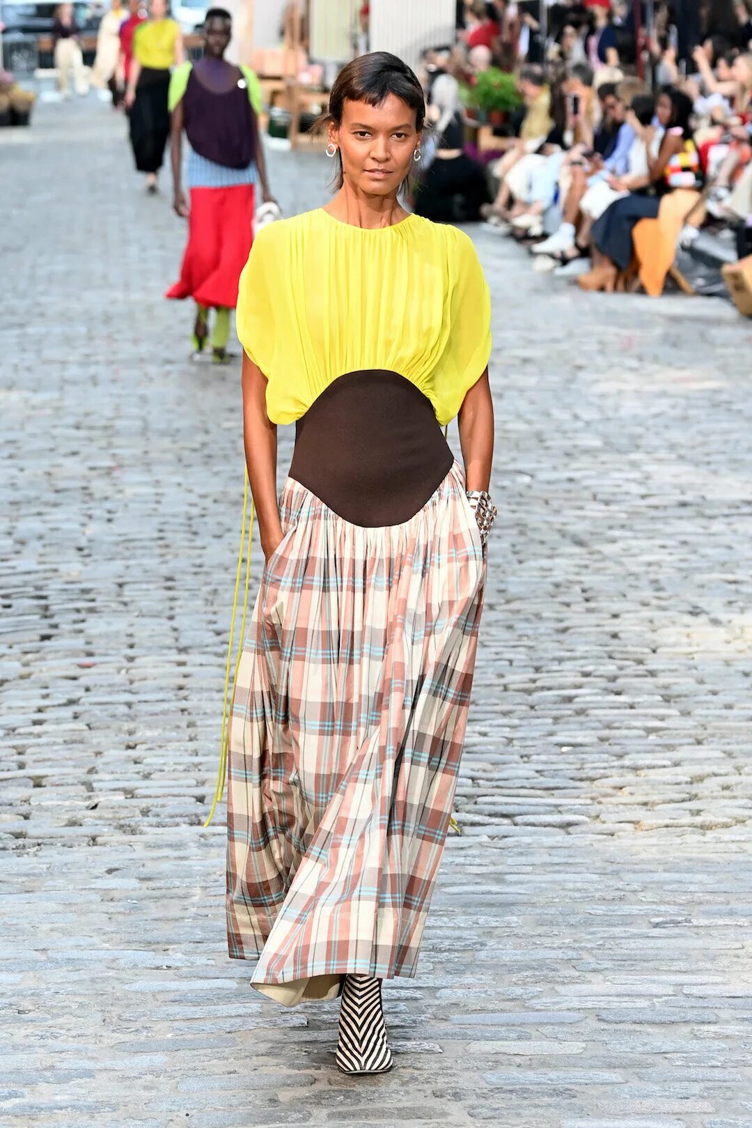 Тори 2025. Tory burch лето 2025. tory burch spring summer 2025. tory burch fall 2025:2025.