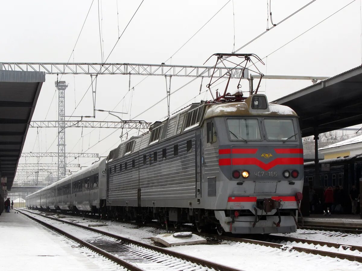 Грузовой вагон платформа. 13 ж д. Венгерские поезда венгрии. Вл 10 орехово-зуево. Чс7 с пассажирским поездом.