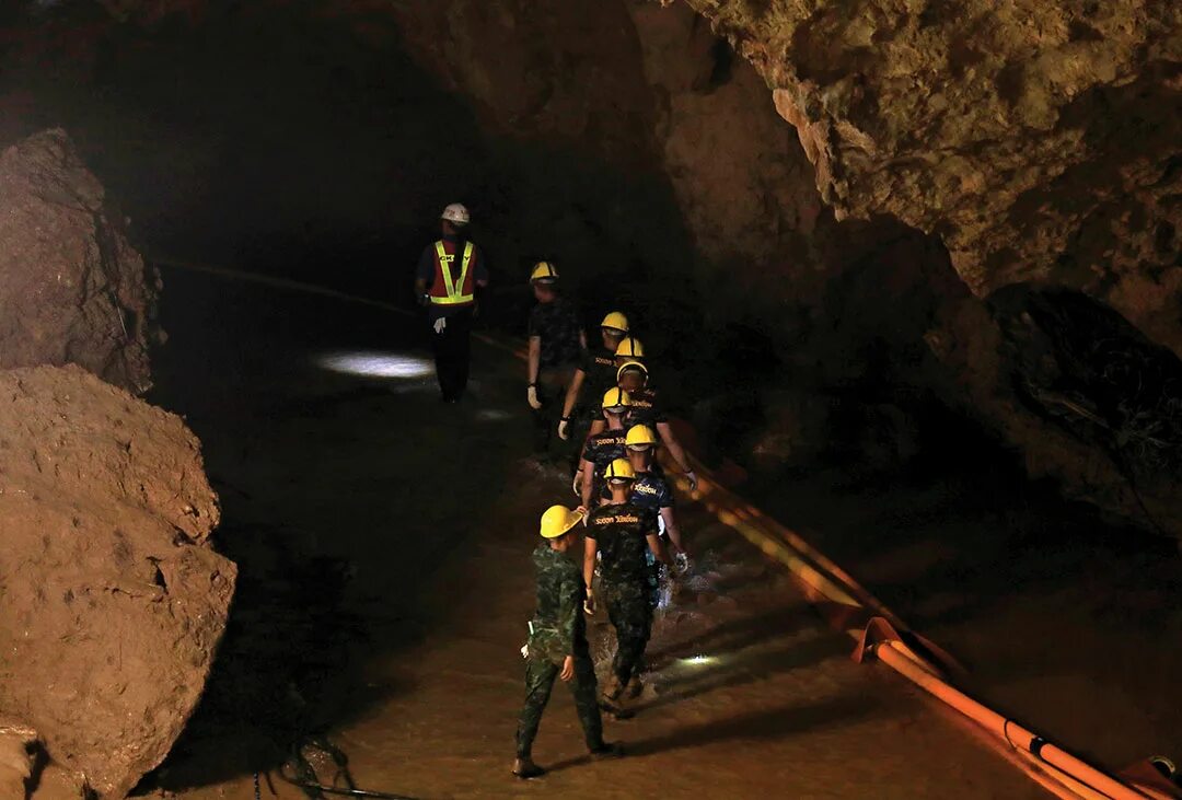 Спасенных из пещеры 2018. Спасательная операция в пещере Тхамлуангнангнон. Дети в пещере в Таиланде 2018.
