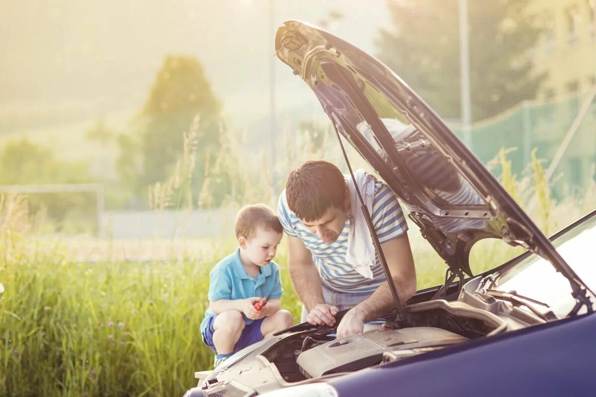 Fixes his car. Фотосессия папы с сыном и машиной. Ребенок чинит машину. Папа сын на маленьком авто. Папа и ребенок в машине.