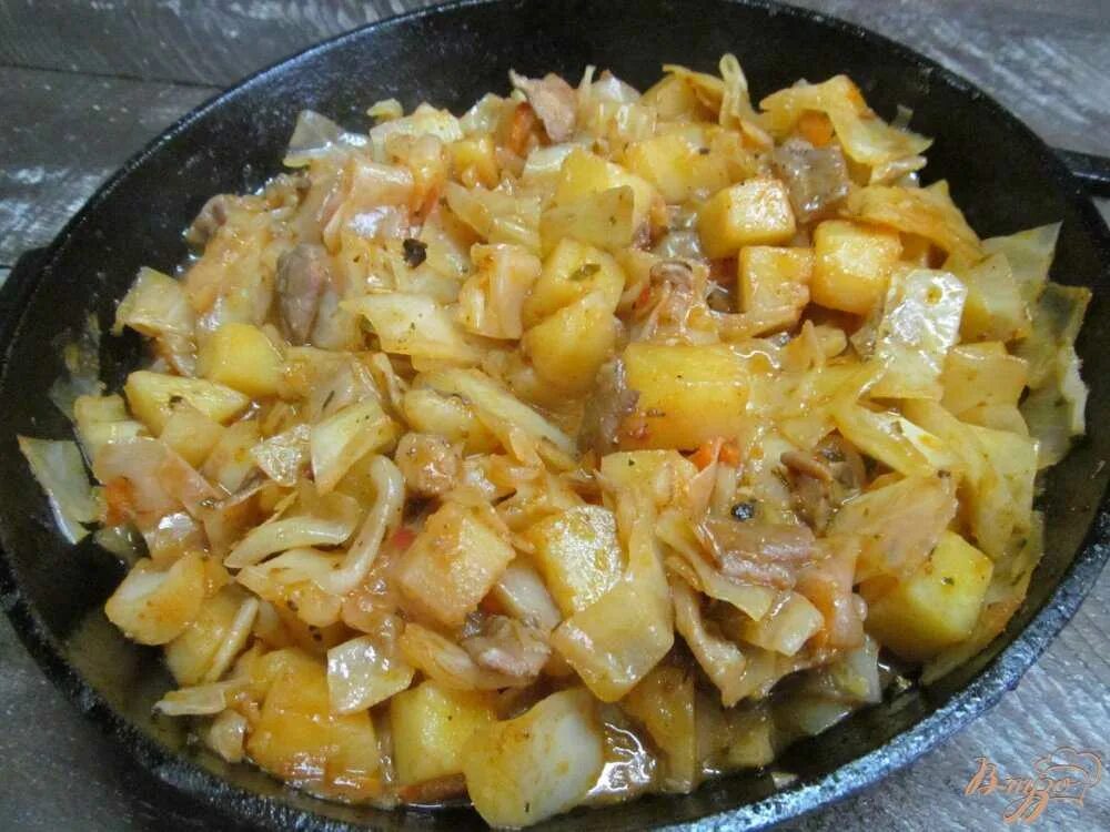 Тушёная капуста с картошкой. Тушеная капуст аас картошкой. Жареная картошка с тушеной капустой. Тушёная капуста с картошкой и мясом. Как тушить картошку на сковороде