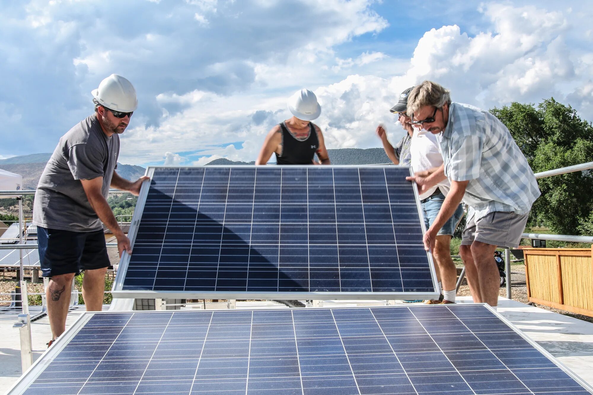 Уарзазат солнечная электростанция. Солнечные панели солар. Солнечные электростанции солар системс. Using solar panel. Солнечные панели завод.